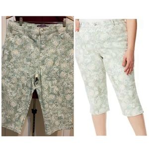 Like New Petite Amanda Floral Cropped Jeans Mint/White 16P Gloria Vanderbilt